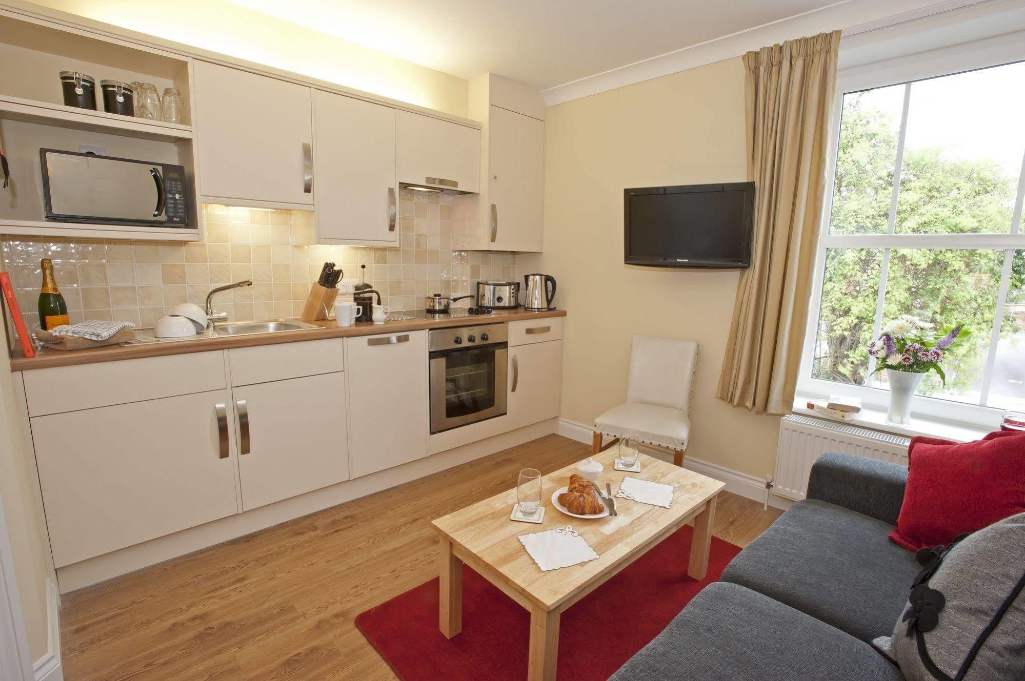 Peartree Serviced Apartments 솔즈베리 외부 사진
