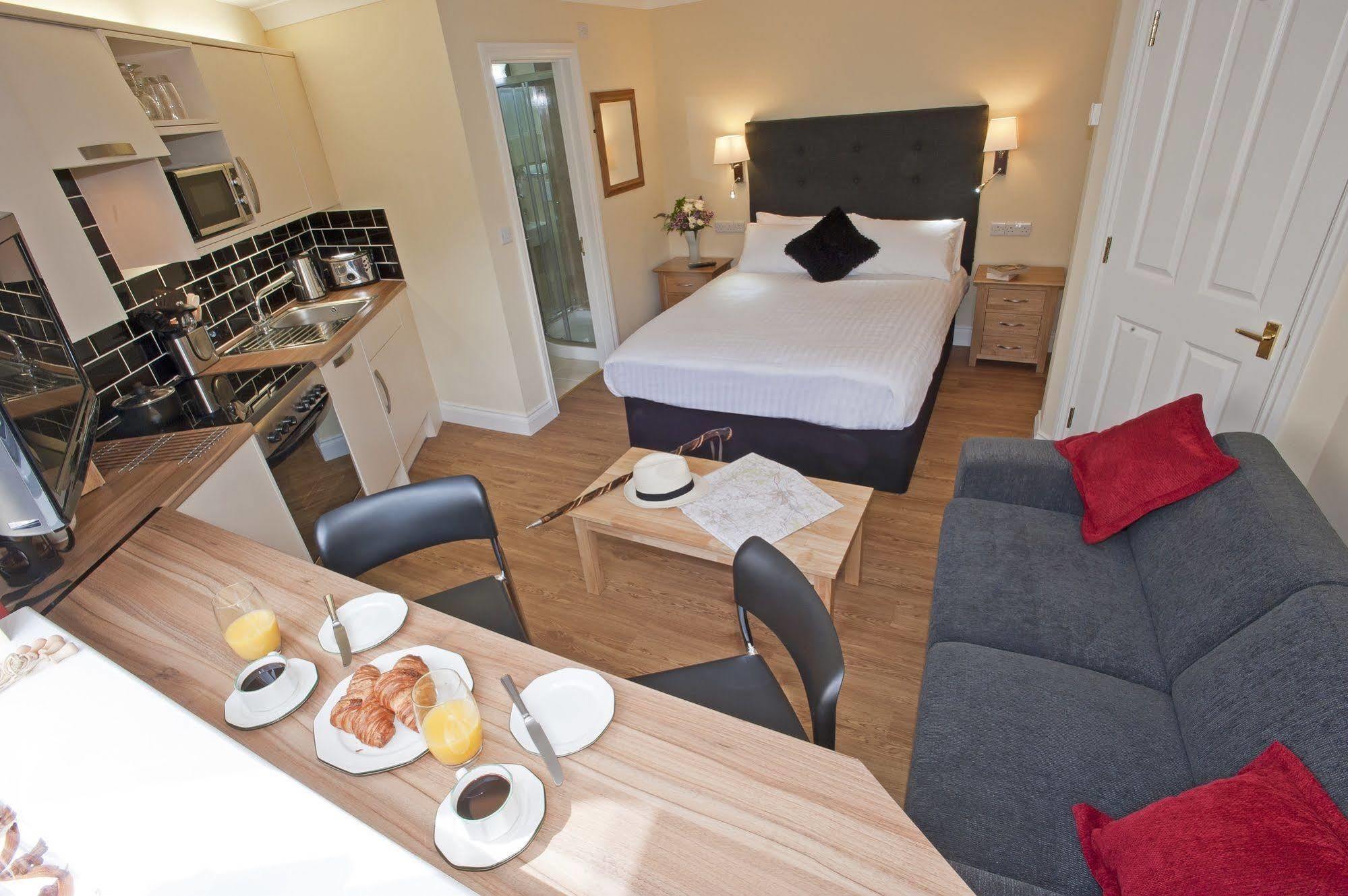 Peartree Serviced Apartments 솔즈베리 외부 사진