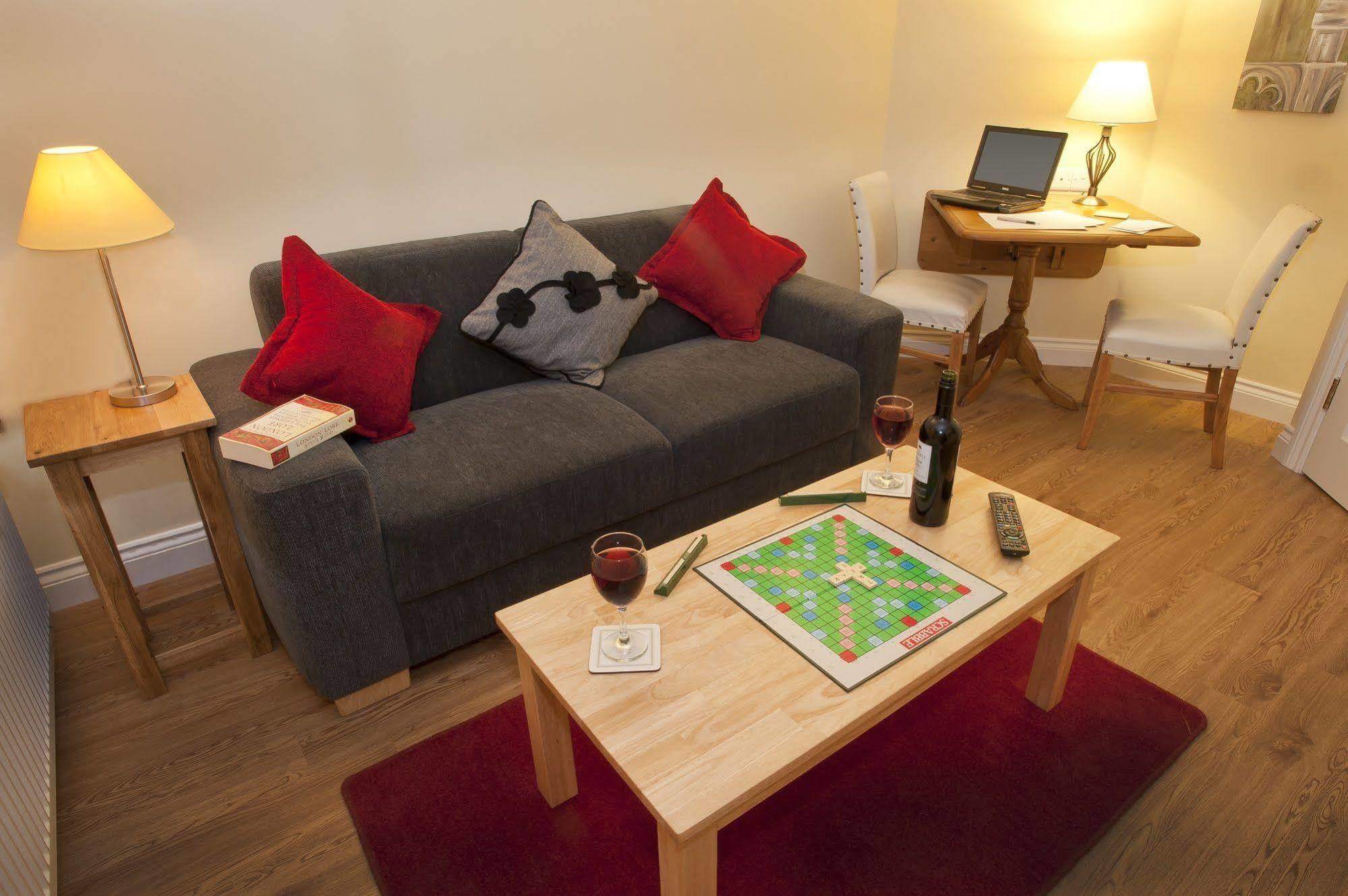 Peartree Serviced Apartments 솔즈베리 외부 사진