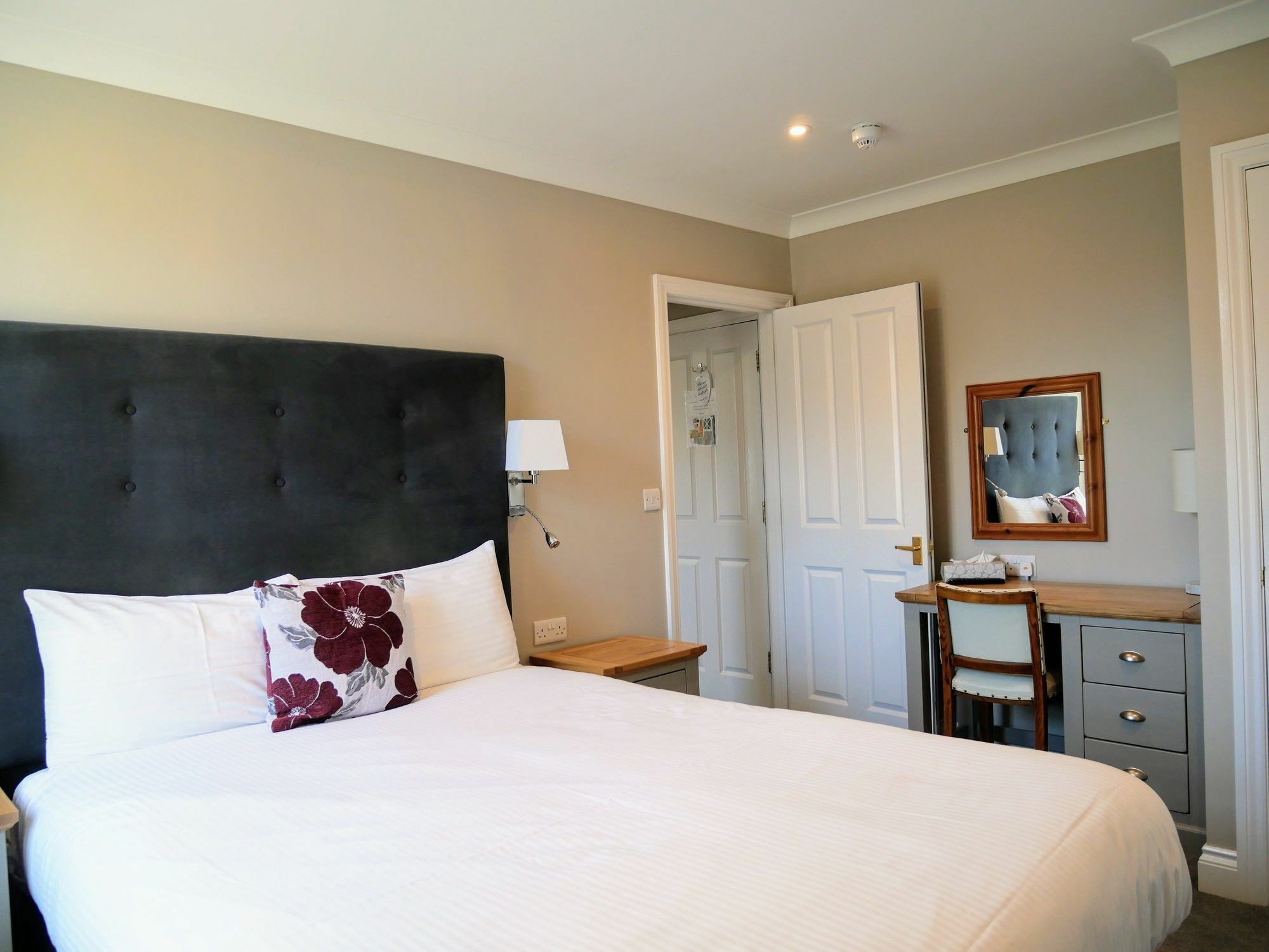 Peartree Serviced Apartments 솔즈베리 외부 사진